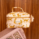Trousse vanity Fauve Rose de Byzantine à poignée, posée sur une caisse rose