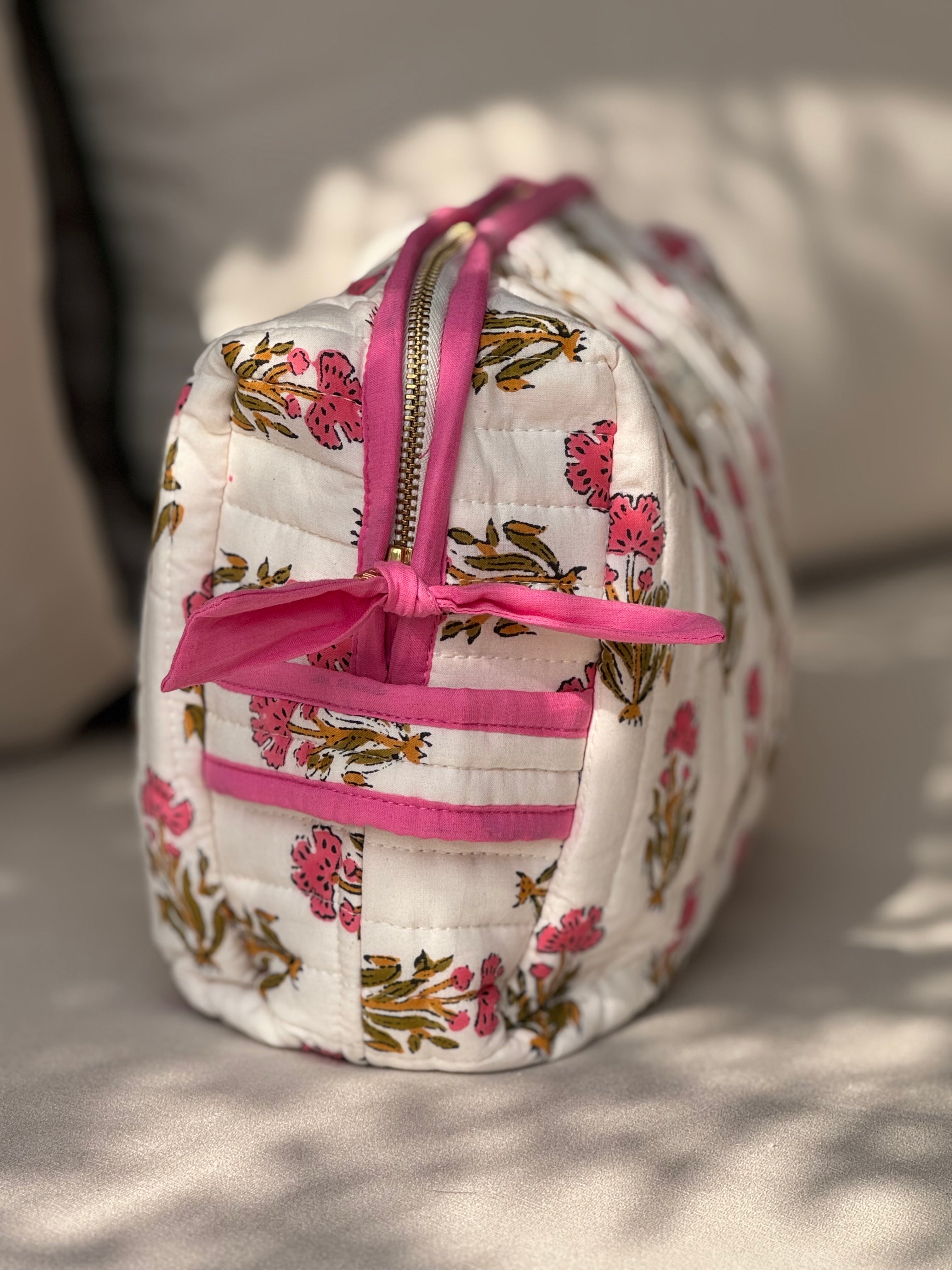 détails poignée et zip de la trousse de toilette xl femme N°50 rose de byzantine