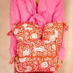 Trousses froufrou Antioche Tomato de Byzantine tenues contre une chemise rose