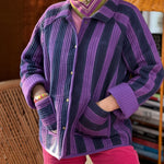 Veste matelassée Joseph de Byzantine, rayures violet et bleu marine, portée
