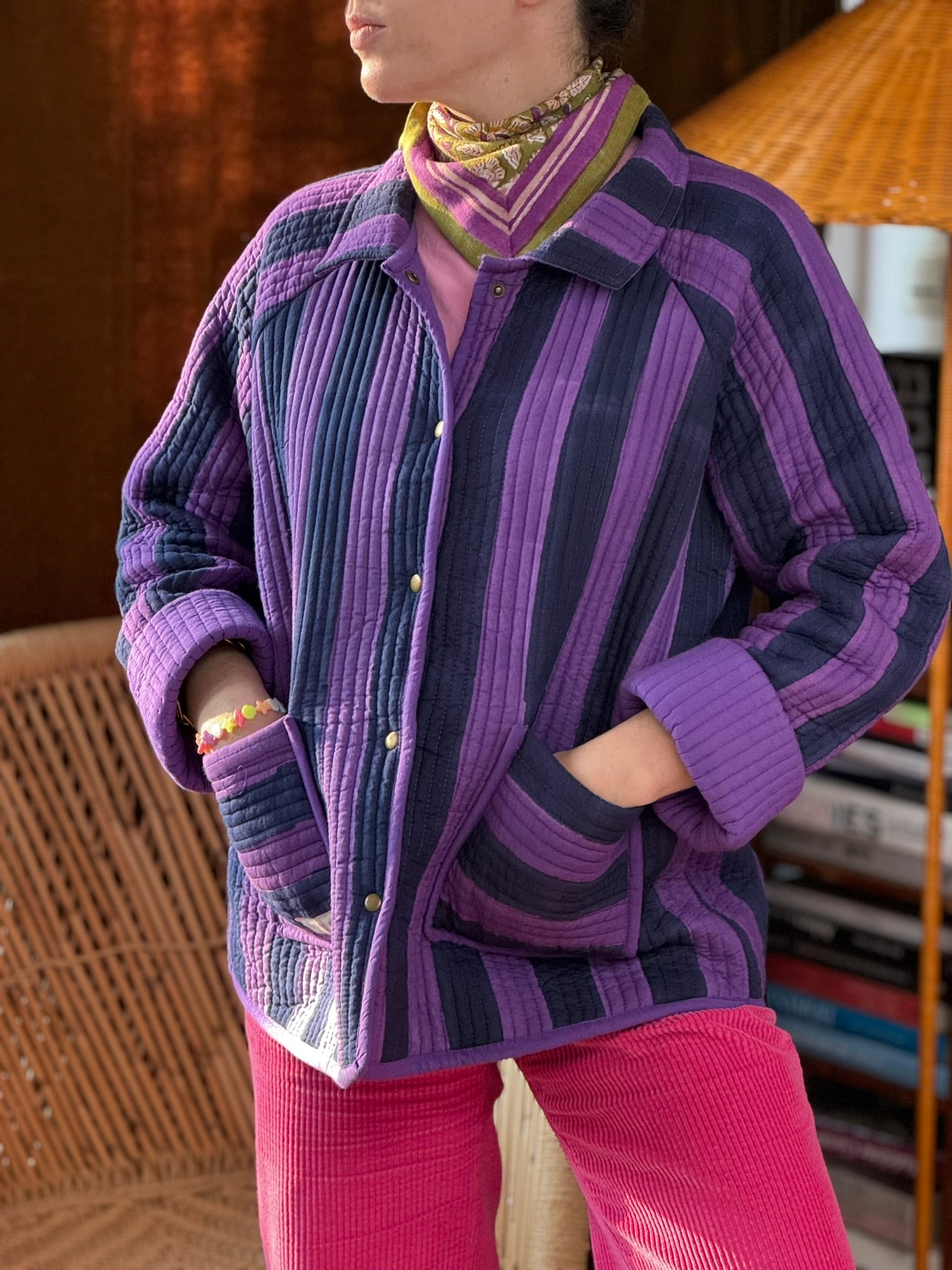 Veste matelassée Joseph de Byzantine, rayures violet et bleu marine, portée