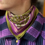 Détail du col chemise de la veste Joseph rayée, portée avec un petit foulard vert noué au cou