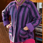 Veste matelassée Joseph rayée bleu et violet portée ouverte avec un foulard et un pantalon rose