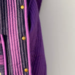 Détail des boutons-pression dorés et de la poche de la veste matelassée Joseph rayée violet