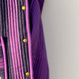 Détail des boutons-pression dorés et de la poche de la veste matelassée Joseph rayée violet