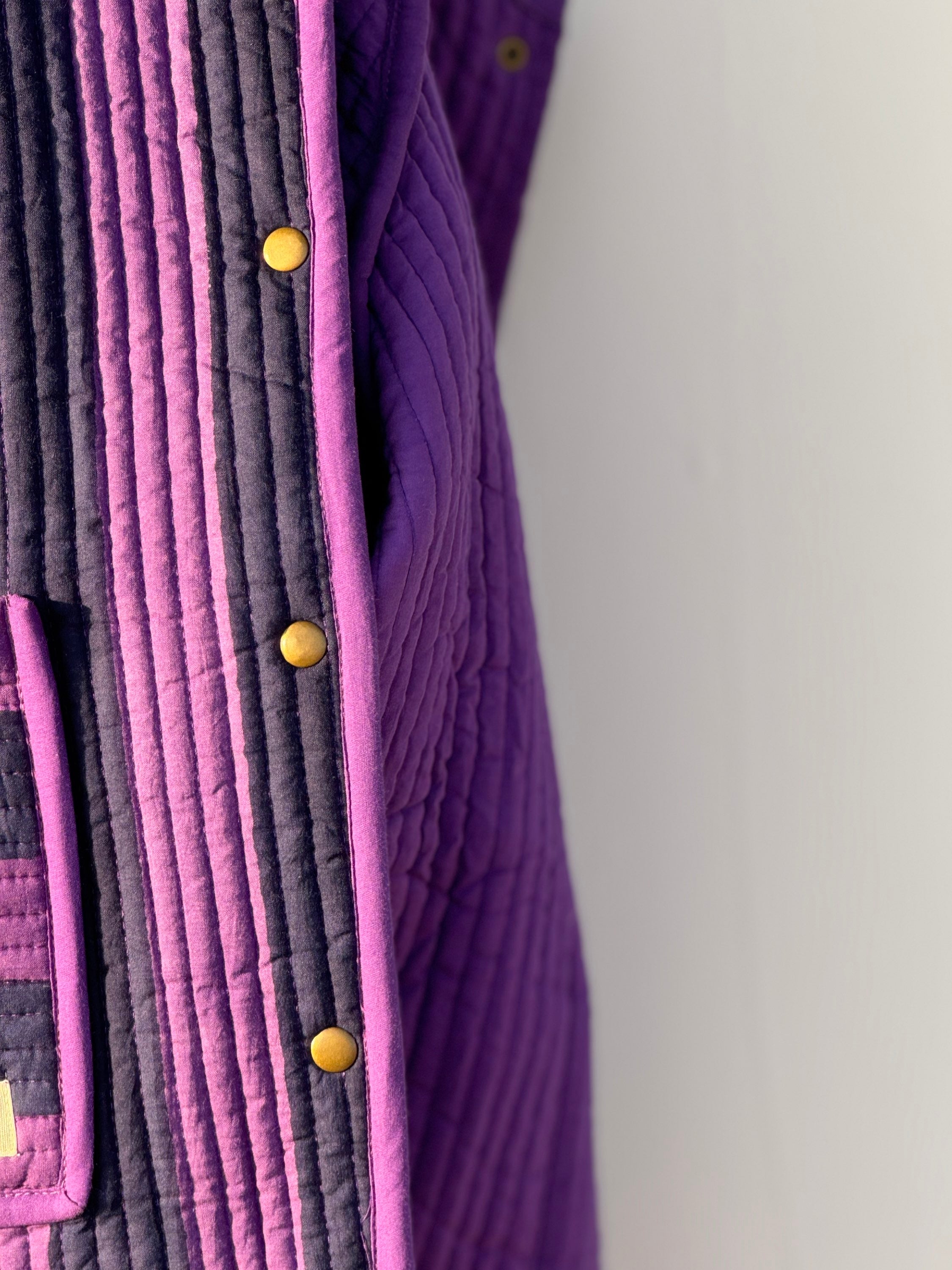 Détail des boutons-pression dorés et de la poche de la veste matelassée Joseph rayée violet