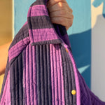 Col et épaule de la veste matelassée Joseph, rayures violettes et bleu nuit en coton matelassé