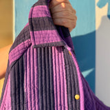 Col et épaule de la veste matelassée Joseph, rayures violettes et bleu nuit en coton matelassé