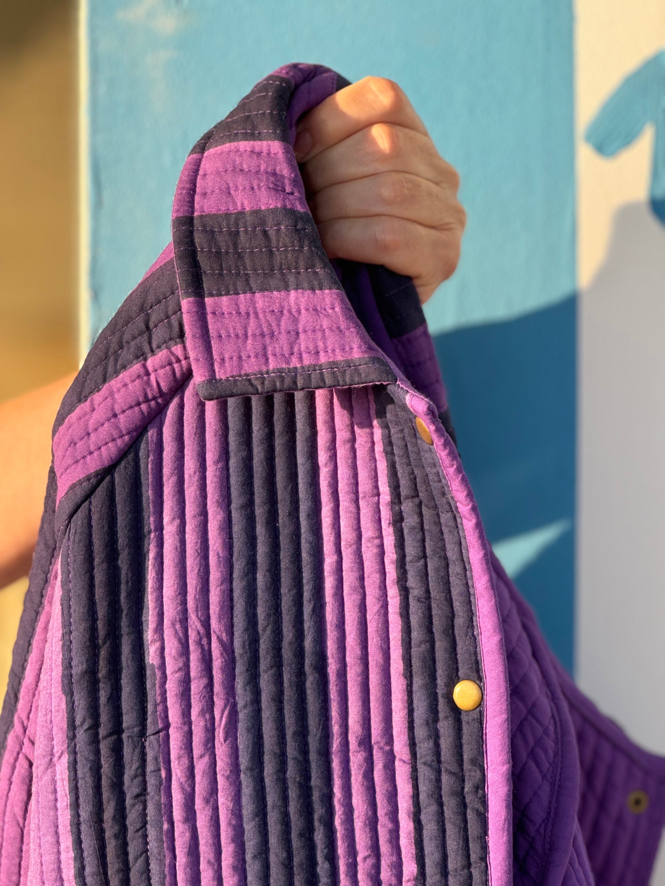 Col et épaule de la veste matelassée Joseph, rayures violettes et bleu nuit en coton matelassé